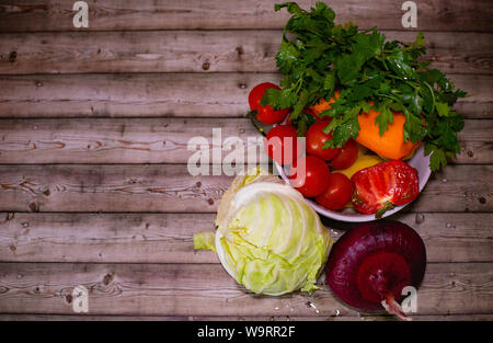 Le régime alimentaire et mode de vie sain concept. Les légumes tomates, oignons, choux, carottes, persil, close-up Banque D'Images