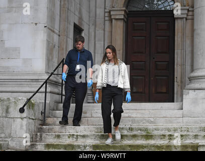 Recherche chercheurs en dehors de St John's Smith Square church à Westminster, Londres après un incident au cours duquel un homme a été poignardé à l'extérieur du bureau à domicile. Banque D'Images