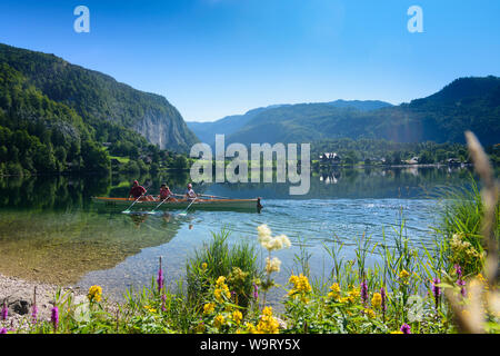 Grundlsee : lac Grundlsee fin de l'Est, bateau à rames, vue de ème arrondissement Gößl dans Ausseerland-Salzkammergut, Steiermark, Styrie, Autriche Banque D'Images