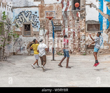 La Havane, Cuba - 09 avril, 2019 : un groupe de garçons jouer au basket-ball dans une aire dans la Vieille Ville Banque D'Images