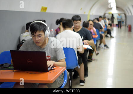 Xi'an, province du Shaanxi en Chine. Août 15, 2019. Les résidents rester loin de la canicule de l'été dans un abri à Xi'an, province du Shaanxi du nord-ouest de la Chine, 15 août 2019. Credit : Liu Xiao/Xinhua/Alamy Live News Banque D'Images