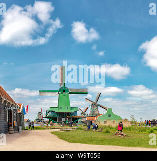 Beaucoup de touristes aux moulins à vent du musée en plein air Zaanse Schans, 30063903 *** *** légende locale Banque D'Images