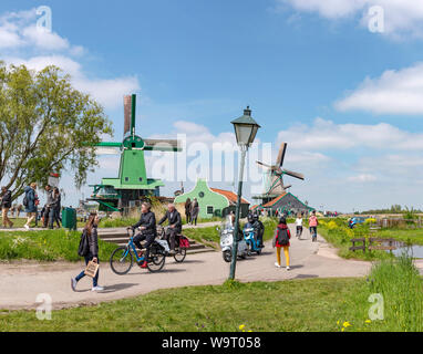 Beaucoup de touristes aux moulins à vent du musée en plein air Zaanse Schans, 30063907 *** *** légende locale Banque D'Images