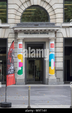 LONDRES, Royaume-Uni - 26 JUILLET 2018: London School of Economics (LSE) - le nouveau bâtiment académique faisant face à Lincoln's Inn Fields avec panneau Banque D'Images