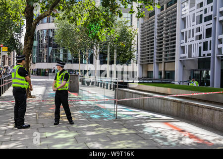 Londres, Royaume-Uni, le 15 août, 2019. En scène Marsham Street, à l'extérieur du Home Office à Westminster, comme répondre aux rapports de police d'un couteau. Banque D'Images