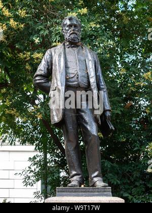 LONDRES, Royaume-Uni - 26 JUILLET 2018 : statue de bronze de William Edward Forster - politicien et réformateur en éducation dans les jardins du remblai de Victoria Banque D'Images