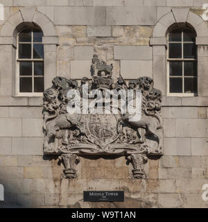 LONDRES, Royaume-Uni - 26 JUILLET 2018 : sculpture du Royal Crest sur la Middle Tower of the Tower London Banque D'Images