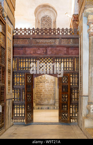 Mur de bois entrelacées, connu sous le nom de mashrabiya, en bois avec porte ouvragée dans le sultan Qalawun mausolée, une mosquée historique dans le Vieux Caire, Egypte Banque D'Images