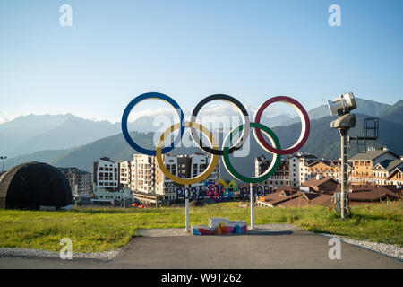 La Russie, Sotchi - 4 juillet 2019 : cinq anneaux olympiques au village olympique de Rosa Khutor à jour. Banque D'Images