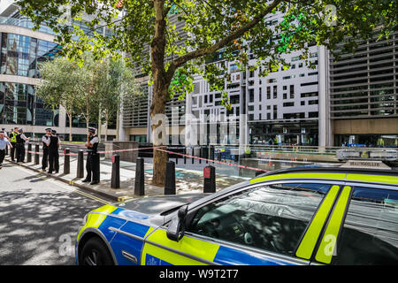 Londres, Royaume-Uni, le 15 août, 2019. En scène Marsham Street, à l'extérieur du Home Office à Westminster, comme répondre aux rapports de police d'un couteau. Banque D'Images