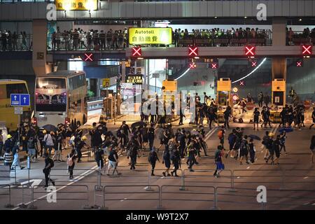 (190815) -- HONG KONG, 15 août 2019 (Xinhua) -- les radicaux violents bloquer un tunnel sous-marin dans le sud de la Chine, de Hong Kong, le 10 août 2019. Deux mois plus tard, l'escalade de la violence à Hong Kong a eu de lourdes conséquences sur l'ordre social. Radicaux violents commis des actes de vandalisme, de voies de circulation principale bloqué, harcelé les navetteurs urbains et mis le feu à volonté. Beaucoup ont appelé à un frein pour être mis sur la violence flagrante et pour pouvoir être restauré. (Xinhua) Banque D'Images