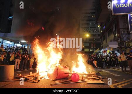 (190815) -- HONG KONG, 15 août 2019 (Xinhua) -- les radicaux violents mis le feu après le blocage d'une route à Causeway Bay, Hong Kong en Chine du sud, le 4 août 2019. Deux mois plus tard, l'escalade de la violence à Hong Kong a eu de lourdes conséquences sur l'ordre social. Radicaux violents commis des actes de vandalisme, de voies de circulation principale bloqué, harcelé les navetteurs urbains et mis le feu à volonté. Beaucoup ont appelé à un frein pour être mis sur la violence flagrante et pour pouvoir être restauré. (Xinhua) Banque D'Images