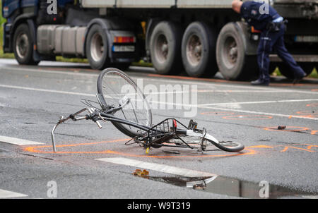 Allemagne, Borken. Août 15, 2019. Après un accident, une location est allongé sur la route de campagne. Un jeune de 17 ans cycliste décédé dans un accident avec un camion et une voiture. Le renforcement des bicyclettes, container trop : le ministre des Transports, M. Scheuer propose de nombreuses nouvelles règles pour la route. Les camions de plus de 3,5 tonnes ne doivent être autorisés à rouler à une vitesse de marche en tournant à droite en ville, à plus de 11 kilomètres par heure - parce que cette situation est particulièrement dangereuse pour les cyclistes. (Pour 'dpa qui est propriétaire de la voie réservée ? Les plans de l'Scheuer rues") Credit : Arnulf Stoffel/dpa/Alamy Live News Banque D'Images