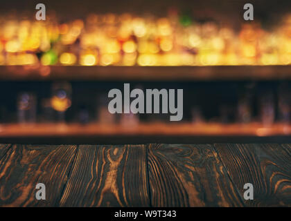 Bar en bois vides de table en arrière-plan flou. Comptoir Bar table en face d'beaverages floue et des boissons. Copy Space Banque D'Images