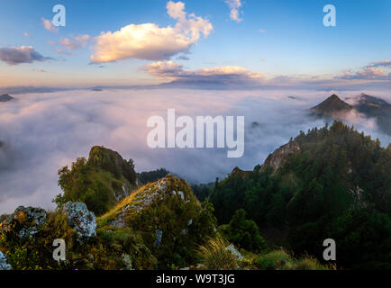 Panorama de montagnes et de vallées couvertes de brouillard matinal dans la belle , lever de soleil spectaculaire de la top-montagnes Pieniny, trois couronnes, Pologne Banque D'Images