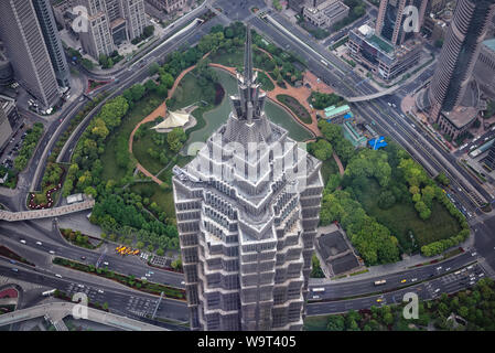 Shanghai, Chine - 20 Avril 2019 : Vue aérienne de Lujiazui central vert et Jinmao Tower top. Shanghai est la ville la plus peuplée de Chine Banque D'Images