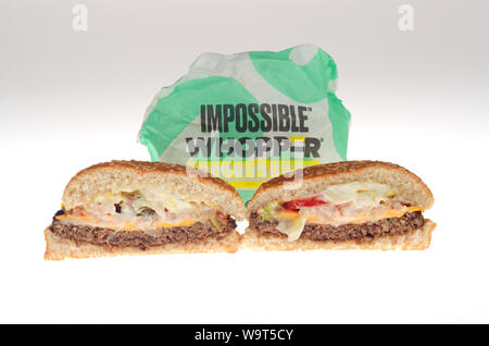 Burger King Whopper impossible avec le fromage coupé en deux montrant végétarien, viande, à base de plante de patty avec pack Banque D'Images