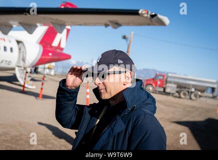 Pond Inlet, Canada. Août 15, 2019. Heiko Maas (SPD), le ministre fédéral des affaires étrangères, arrive à l'aéroport dans l'Arctique canadien. Le petit village Inuit avec seulement 1 300 habitants vont faire face aux conséquences du changement climatique, qui n'est nulle part plus visible que dans l'Arctique. Le réchauffement climatique ici est deux à trois fois plus forte que dans d'autres régions du monde. Credit : Kay Nietfeld/dpa/Alamy Live News Banque D'Images