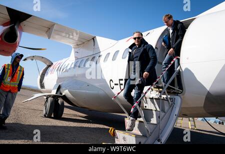 Pond Inlet, Canada. Août 15, 2019. Heiko Maas, SPD (M), Ministre des affaires étrangères, arrive à l'aéroport dans l'Arctique canadien. Le petit village Inuit avec seulement 1 300 habitants vont faire face aux conséquences du changement climatique, qui n'est nulle part plus visible que dans l'Arctique. Le réchauffement climatique ici est deux à trois fois plus forte que dans d'autres régions du monde. Credit : Kay Nietfeld/dpa/Alamy Live News Banque D'Images