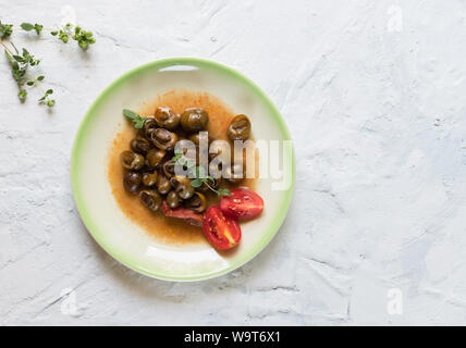 De délicieux escargots des Pouilles appelé munaceddi avec sauce tomate, l'origan sur un fond clair, Close up et copy space Banque D'Images