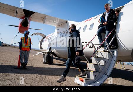 Pond Inlet, Canada. Août 15, 2019. Heiko Maas, SPD (M), Ministre des affaires étrangères, arrive à l'aéroport dans l'Arctique canadien. Le petit village Inuit avec seulement 1 300 habitants vont faire face aux conséquences du changement climatique, qui n'est nulle part plus visible que dans l'Arctique. Le réchauffement climatique ici est deux à trois fois plus forte que dans d'autres régions du monde. Credit : Kay Nietfeld/dpa/Alamy Live News Banque D'Images