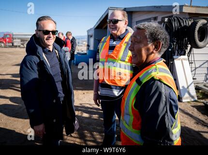 Pond Inlet, Canada. Août 15, 2019. Heiko Maas (SPD), Ministre des affaires étrangères, arrive à l'aéroport dans l'Arctique canadien. Le petit village Inuit avec seulement 1 300 habitants vont faire face aux conséquences du changement climatique, qui n'est nulle part plus visible que dans l'Arctique. Le réchauffement climatique ici est deux à trois fois plus forte que dans d'autres régions du monde. Credit : Kay Nietfeld/dpa/Alamy Live News Banque D'Images