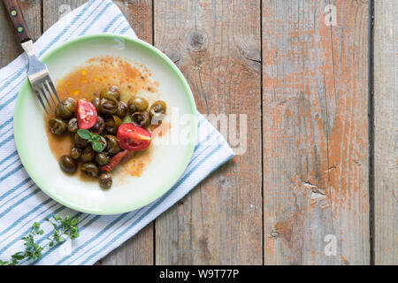 De délicieux escargots des Pouilles appelé munaceddi avec sauce tomate, l'origan sur un fond de bois, Close up et copy space Banque D'Images