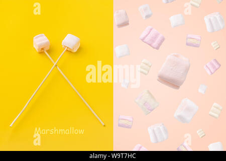Mise en page créative faite de belle rose et blanc et guimauves marshmallow sur un bâton Banque D'Images