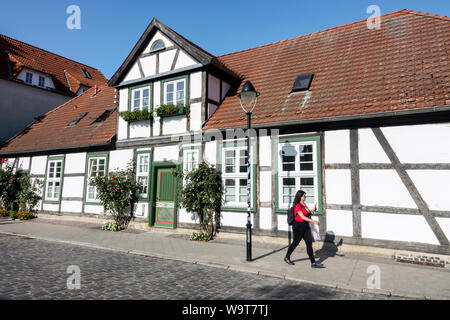 Warnemunde vieille ville Allemagne Alexandrinenstrasse rue pavée, maison à colombages Rostock Allemagne femme marcher seule rue Banque D'Images