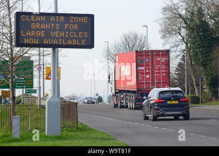 Roadsign numérique affichant un air pur pour les grandes subventions zone véhicules disponibles à Leeds nouvelle zone clean air france Banque D'Images
