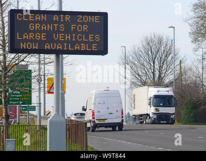 Roadsign numérique affichant un air pur pour les grandes subventions zone véhicules disponibles à Leeds nouvelle zone clean air france Banque D'Images