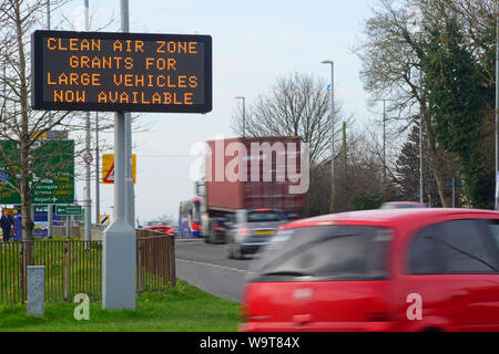 Roadsign numérique affichant un air pur pour les grandes subventions zone véhicules disponibles à Leeds nouvelle zone clean air france Banque D'Images