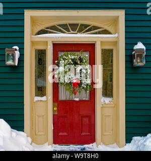 Entrée avant d'une maison décorée pour Noël. Banque D'Images