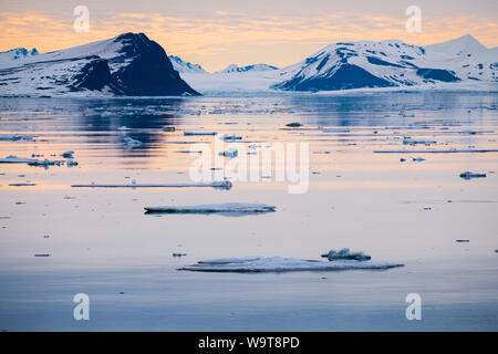 Vue sur mer de glace dans Storfjorden entre l'île de Spitsbergen dans l'ouest et Barentsøya et Edgeøya îles à l'est en été arctique. Svalbard Banque D'Images