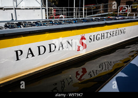 Paddan bateau et signe sur le canal à Göteborg, en Suède le 26 juillet 2019 Banque D'Images