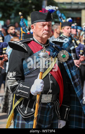 Glasgow, Royaume-Uni. 15 août 2019. Vivre la tuyauterie, pensé pour être la plus grande célébration de la musique de cornemuse et pipe bands continue d'attirer un large public et de divertir avec des spectacles gratuits dans la région de Buchanan Street dans le centre-ville de Glasgow de pipe bands internationaux. Tambour-major DAN KELLEY de USA, avec cornemuseurs de Pipers Bande Piste - un collectif de la Royal Edinburgh Military Tattoo Crédit : Findlay/Alamy Live News Banque D'Images