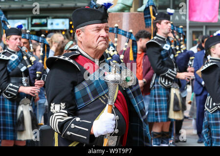 Glasgow, Royaume-Uni. 15 août 2019. Vivre la tuyauterie, pensé pour être la plus grande célébration de la musique de cornemuse et pipe bands continue d'attirer un large public et de divertir avec des spectacles gratuits dans la région de Buchanan Street dans le centre-ville de Glasgow de pipe bands internationaux. Tambour-major DAN KELLEY de USA, avec cornemuseurs de Pipers Bande Piste - un collectif de la Royal Edinburgh Military Tattoo Crédit : Findlay/Alamy Live News Banque D'Images