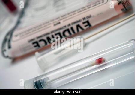 Détail des tubes d'échantillonnage d'ADN dans l'équipement médico-légal de laboratoire, image conceptuelle Banque D'Images