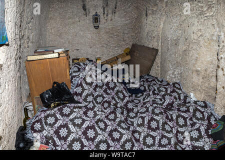 Chambre lit Orheil du moine Vechi village, monastère de la grotte complexe, Moldova Banque D'Images