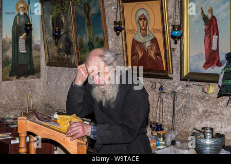 Moine, vivant en ermite, Orheil Vechi village, monastère de la grotte complexe, Moldova Banque D'Images