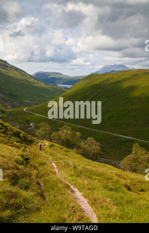 Un marcheur marcher dans un chemin de stalkers Beinn Leoid dans les highlands d'Ecosse. Banque D'Images