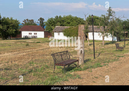 Taman, Temryuk district, région de Krasnodar, Russie - le 17 juillet 2019 : paysage de rue dans le complexe ethnographique Ataman de maisons des Cosaques. Taman Banque D'Images