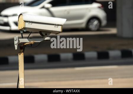 Surveillance de sécurité caméra de surveillance monté sur poteau vieux post d'acier. Banque D'Images