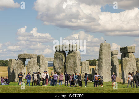 Les touristes visitant Stonehenge sur une belle journée d'été Banque D'Images