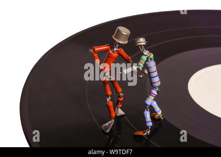 Perm, Russie - 4 novembre, 2018 : deux drôles de petits personnages, environ soudés ensemble de résistances et transistors, danser sur un disque vinyle sur une l Banque D'Images