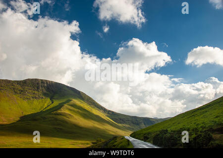 Les flancs verdoyants de la montagne Robinson lieu de Newlands Valley près de Keswick dans le Lake District. Banque D'Images