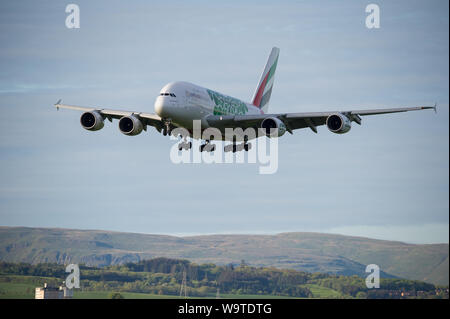 Glasgow, Royaume-Uni. 12 mai 2019. Unis Airbus A380 Super Jumbo vu à Glasgow au départ de Dubaï. Crédit : Colin Fisher/CDFIMAGES.COM Banque D'Images