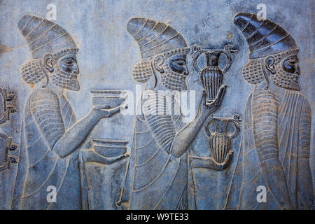 Bas-relief dans l'escalier du palais apadana illustrant les Arméniens ce qui porte le vin. Banque D'Images