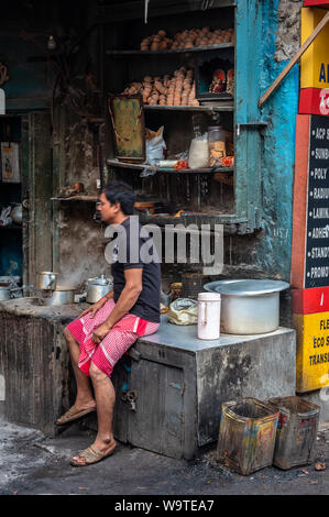 Août 12,2019. Kolkata, Inde. Un vendeur de thé non identifié, la fabrication et la vente de thé sur la rue de Calcutta. Banque D'Images