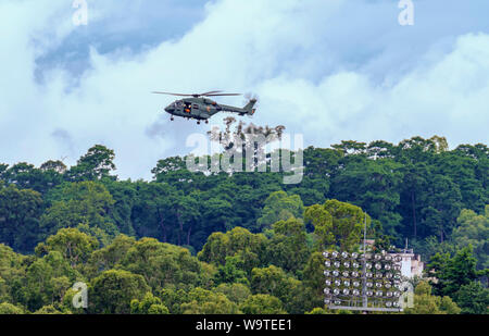 Un hélicoptère Dhruv de l'Armée de l'Air indienne se préparant à faire tomber des pétales de fleurs sur les personnes rassemblées au sol pour célébrer le jour de l'indépendance de l'Inde. Banque D'Images